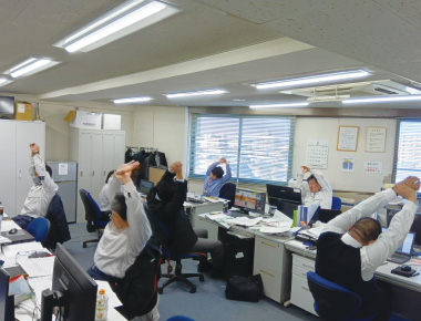 体操をする従業員の写真
