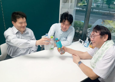 水分補給をする従業員の写真