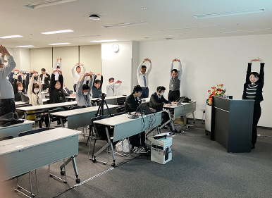 参加者全員でのストレッチ
