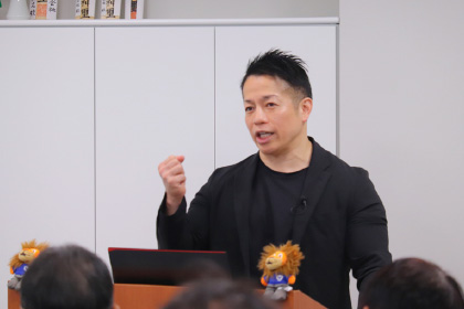 講演中の岡田教授