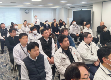 真剣に、聞き入る様子